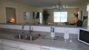 Condo, 3 Bedrooms | Private kitchen | Fridge, microwave, oven, dishwasher