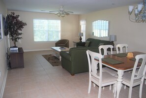 Apartment, 3 Schlafzimmer | Wohnbereich | Fernseher