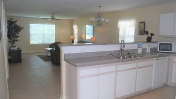 Condo, 3 Bedrooms | Private kitchen | Fridge, microwave, oven, dishwasher