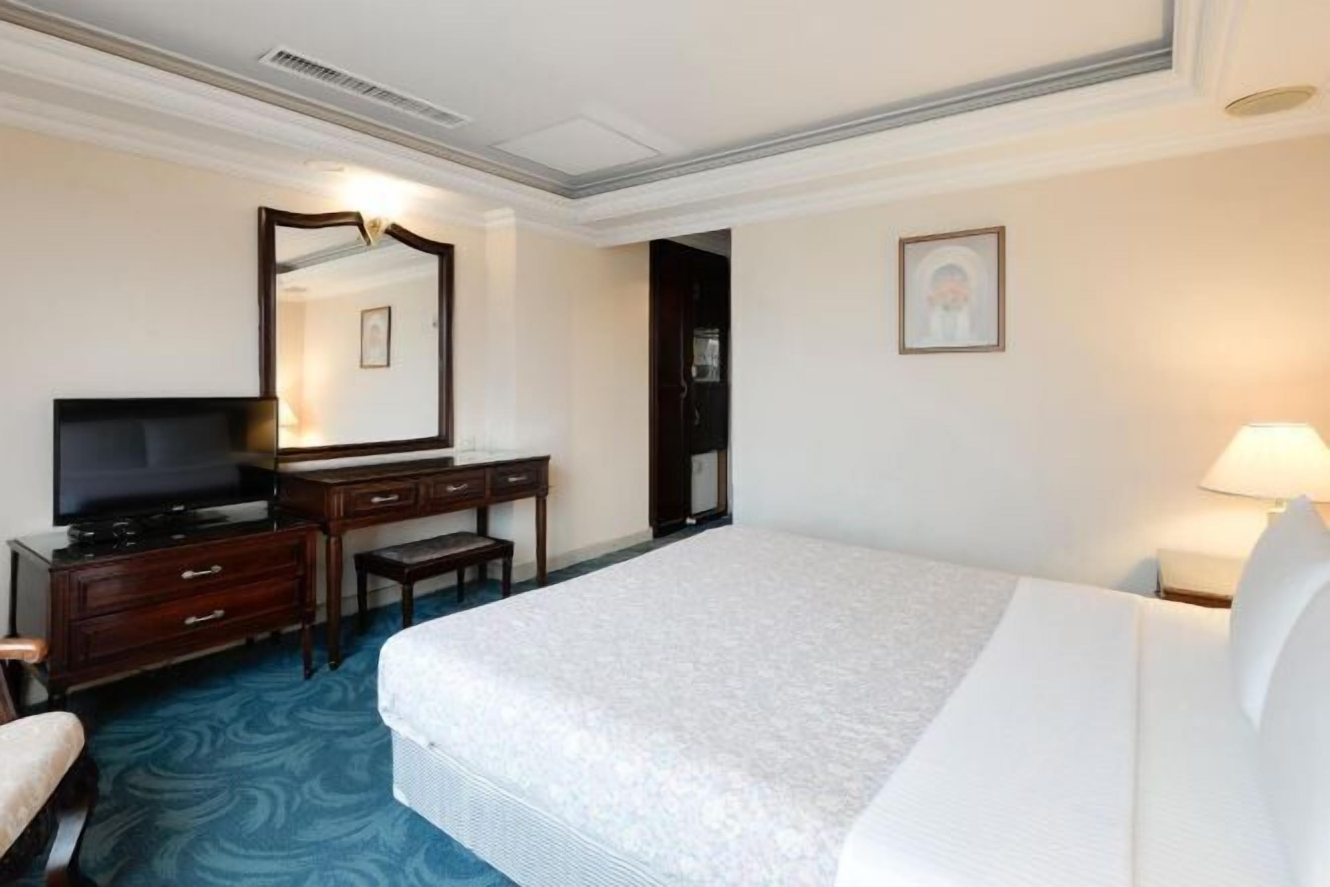 Premium bedding, desk, blackout drapes, soundproofing