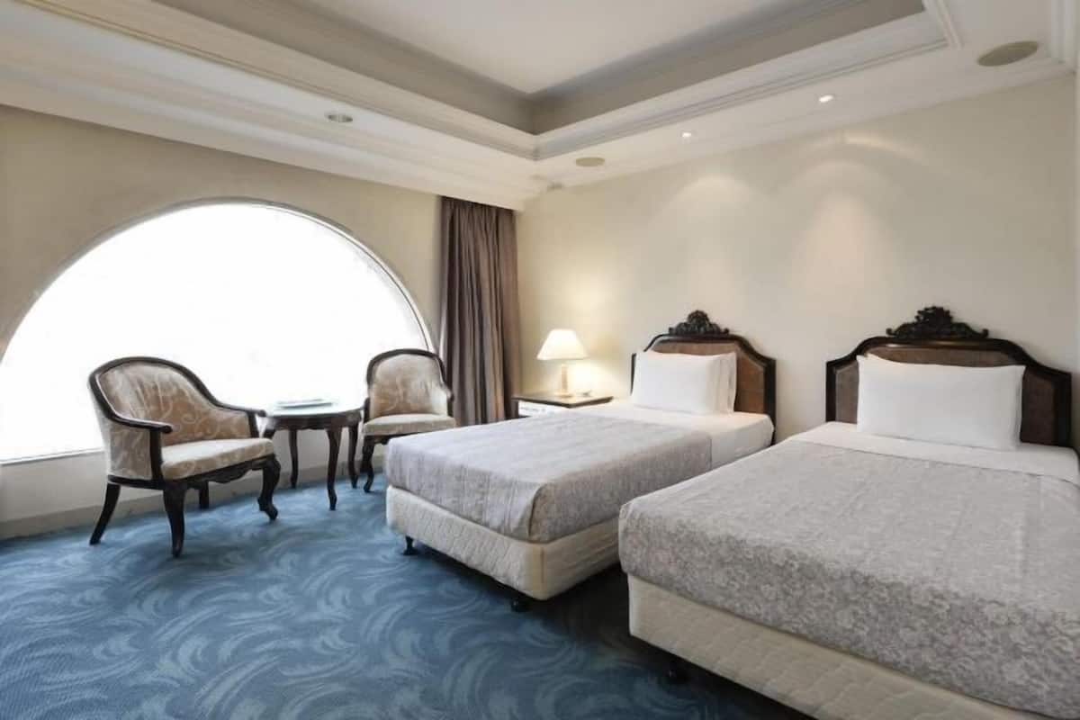 Premium bedding, desk, blackout drapes, soundproofing