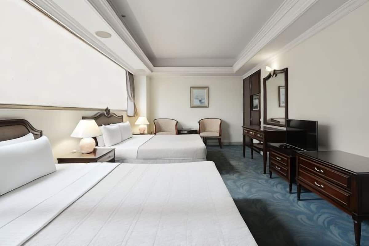 Premium bedding, desk, blackout drapes, soundproofing