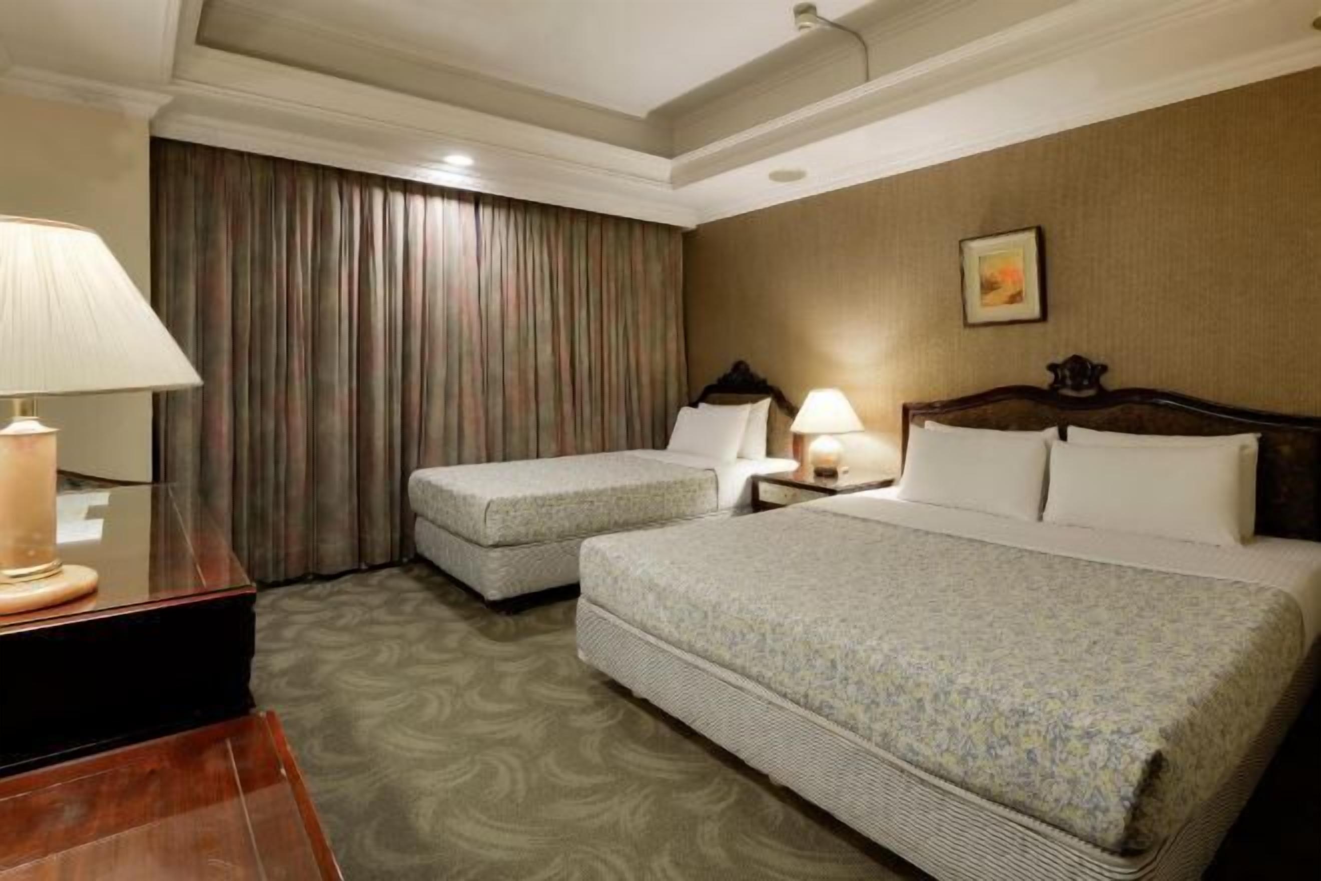 Premium bedding, desk, blackout drapes, soundproofing