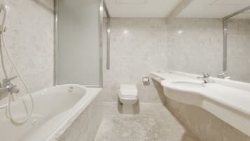 Standard Quadruple Room, 2 Double Beds | Bathroom