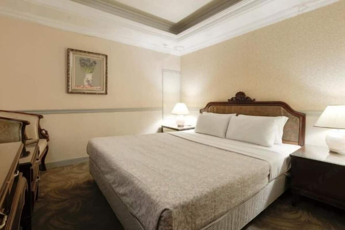 Premium bedding, desk, blackout drapes, soundproofing