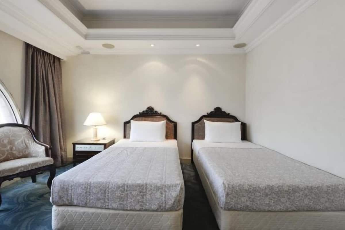 Premium bedding, desk, blackout drapes, soundproofing