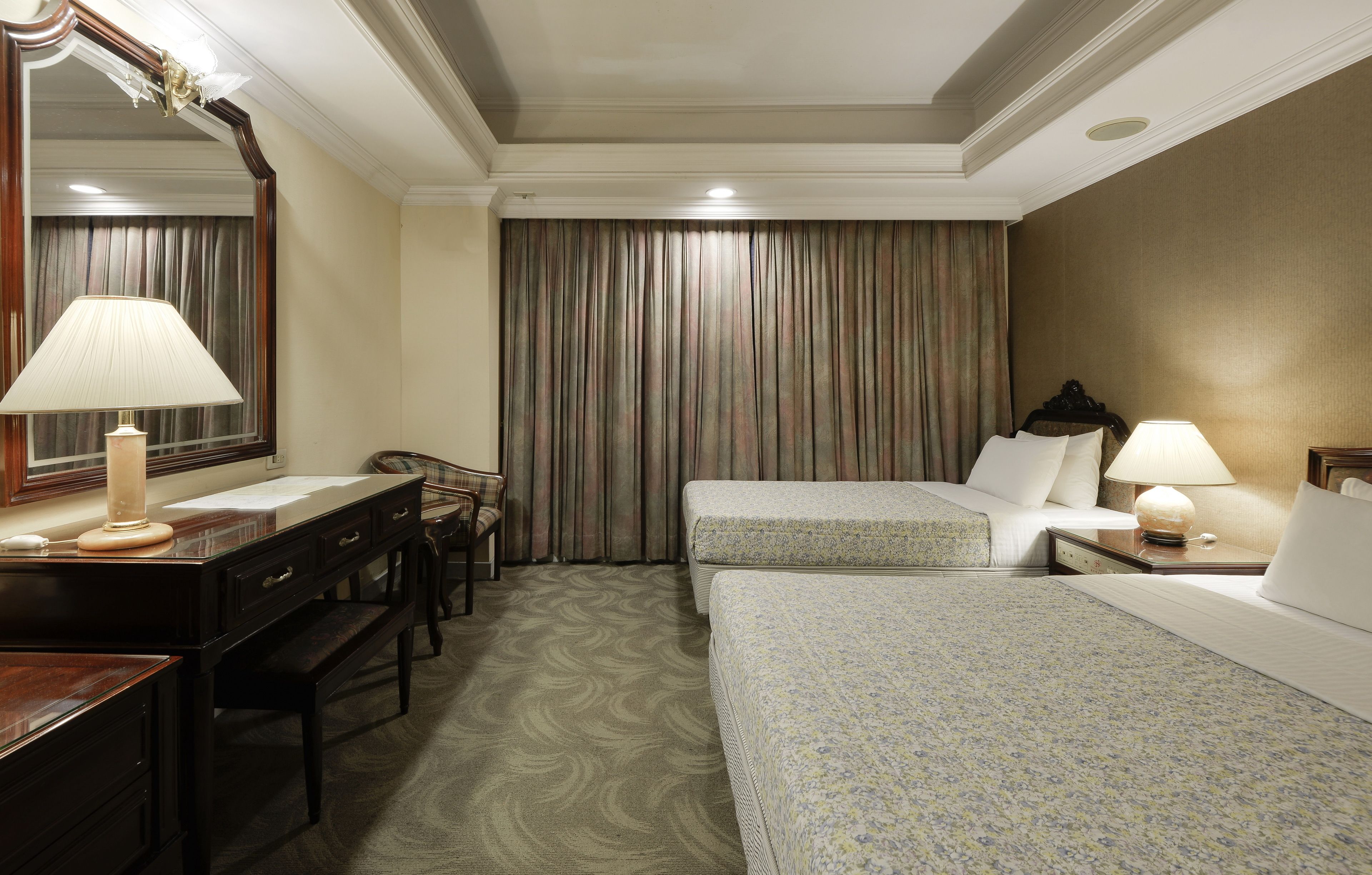 Kamar Triple Standar, Beberapa Tempat Tidur | Seprai premium, meja kerja, tirai kedap cahaya, dan kedap suara