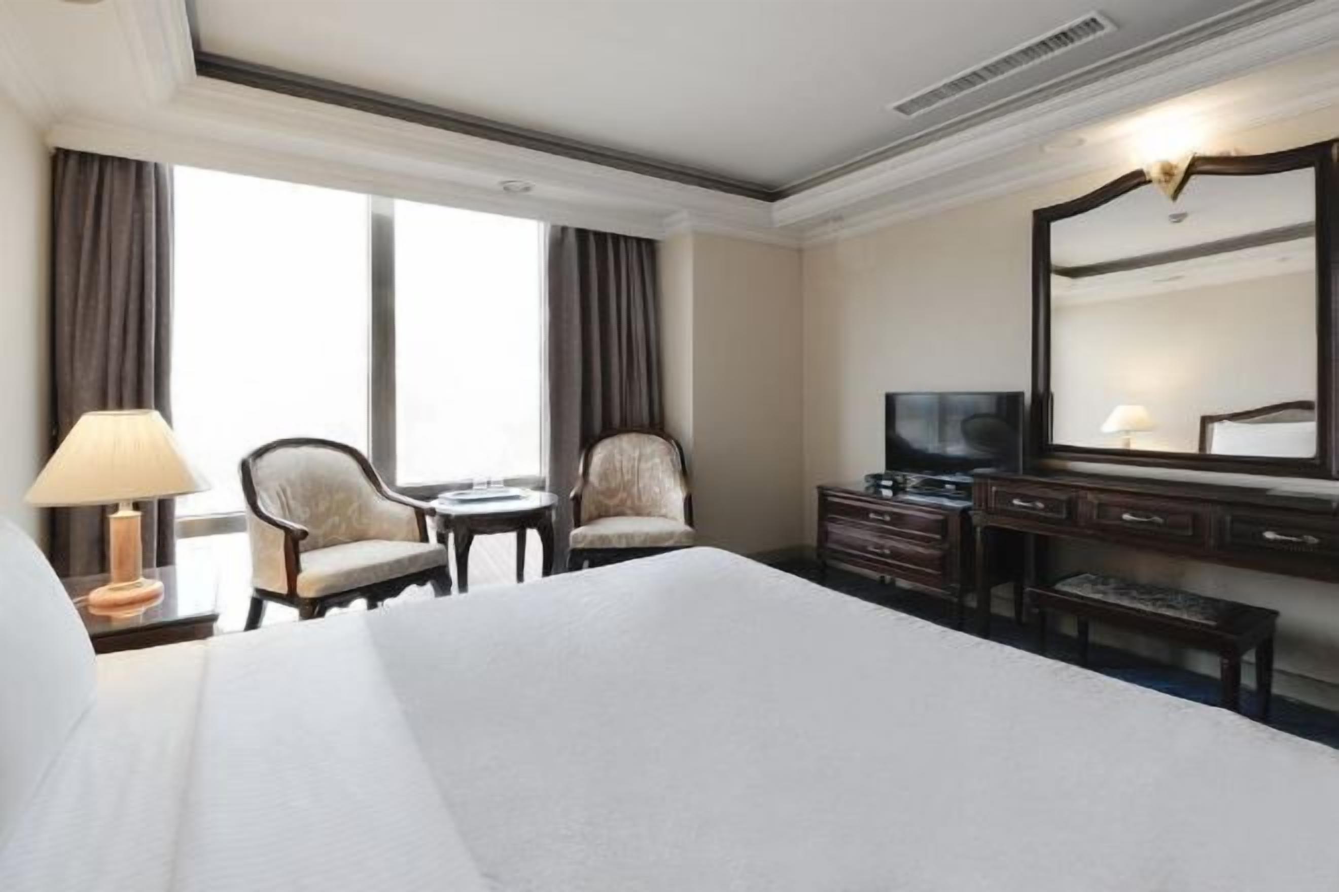 Premium bedding, desk, blackout drapes, soundproofing