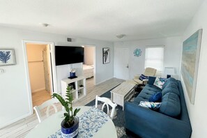 Condo, 2 Bedrooms | Living area