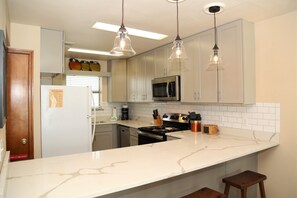 Casa geminada, 3 quartos | Cozinha privada | Micro-ondas, lava-louças, cafeteira/chaleira