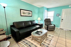 Condo, 2 habitaciones | Área de sala de estar