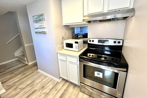 Townhome, 2 Bedrooms | Private kitchen