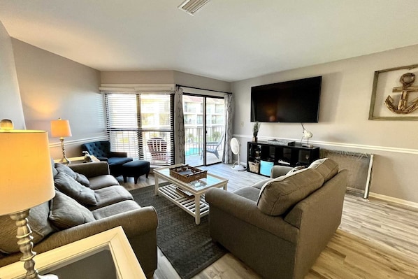 Townhouse, 2 soverom | Oppholdsområde | Smart-TV, Netflix, Hulu og strømmetjenester