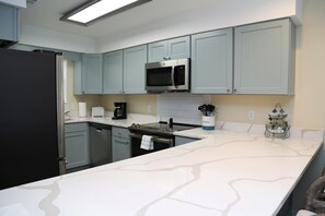 Townhome, 3 Bedrooms | Private kitchen | Fridge, microwave, oven, dishwasher