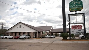 Exterior - Western Inn (Hammond)