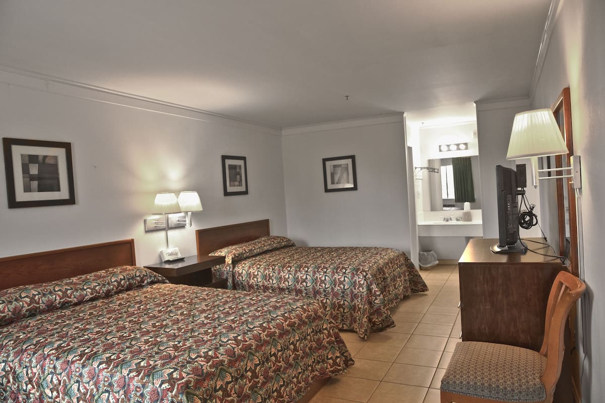 Cortinas blackout, wifi gratis y ropa de cama