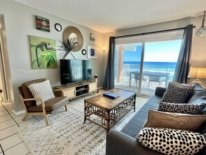 Condo, 2 Bedrooms | Living area