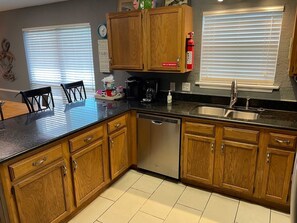 House, 3 Bedrooms | Private kitchen