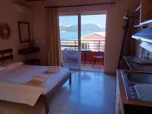 Ropa de cama hipoalergénica y caja de seguridad en la habitación