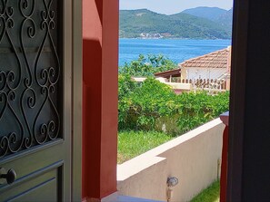 Ropa de cama hipoalergénica y caja de seguridad en la habitación