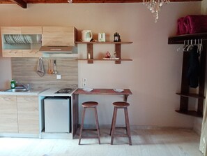 Basic Studio, 2 Single Beds, Sea View | Private kitchen