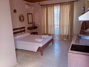 Hypo-allergenic bedding, in-room safe, individually decorated - Maria Apartments (Corfu)