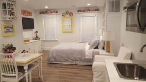 Studio Suite (Pantry) | Individually decorated, individually furnished, free WiFi, bed sheets