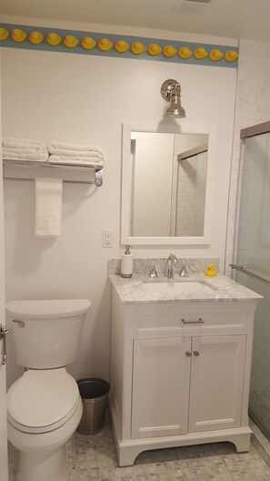 Studio Suite (Pantry) | Bathroom | Shower, free toiletries, towels