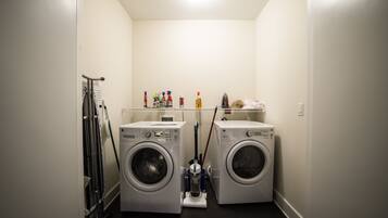 Deluxe Apartment, 1 Queen Bed, Accessible | Room amenity