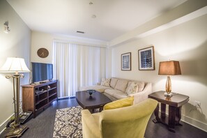 Apartamento luxo, 1 cama Queen, acessível | Sala de estar | TV de tela plana