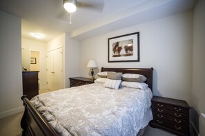 Deluxe appartement, 1 queensize bed, toegankelijk voor mindervaliden | 1 slaapkamer, een strijkplank/strijkijzer, gratis wifi