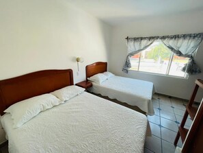 Standardzimmer, 2 Doppelbetten | Kostenloses WLAN, Bettwäsche