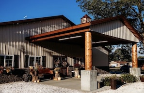 Property entrance - Big Horse Inn and Suites (Lewistown)