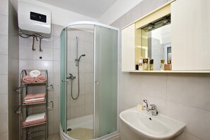 Shower, hair dryer, towels, soap - Spacious 110 m2 apt with terrace and garden, just 30m from the beach  (Podstrana)