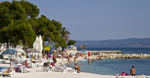 Spacious 110 m2 apt with terrace and garden, just 30m from the beach 