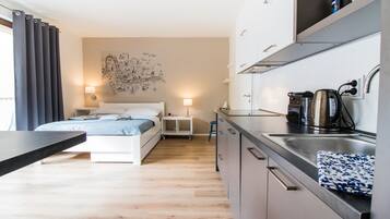 Kühlschrank, Mikrowelle, Herdplatte, Geschirrspüler