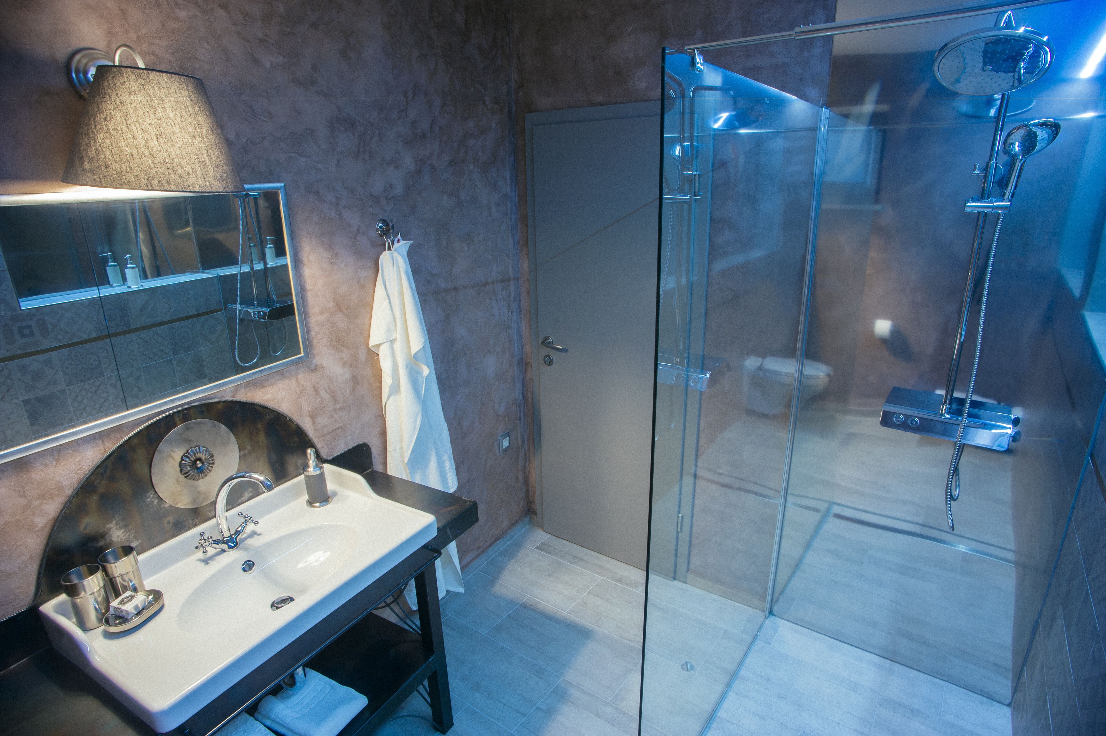 Doppia Design | Bagno | Doccia, set di cortesia gratuito, asciugacapelli, pantofole