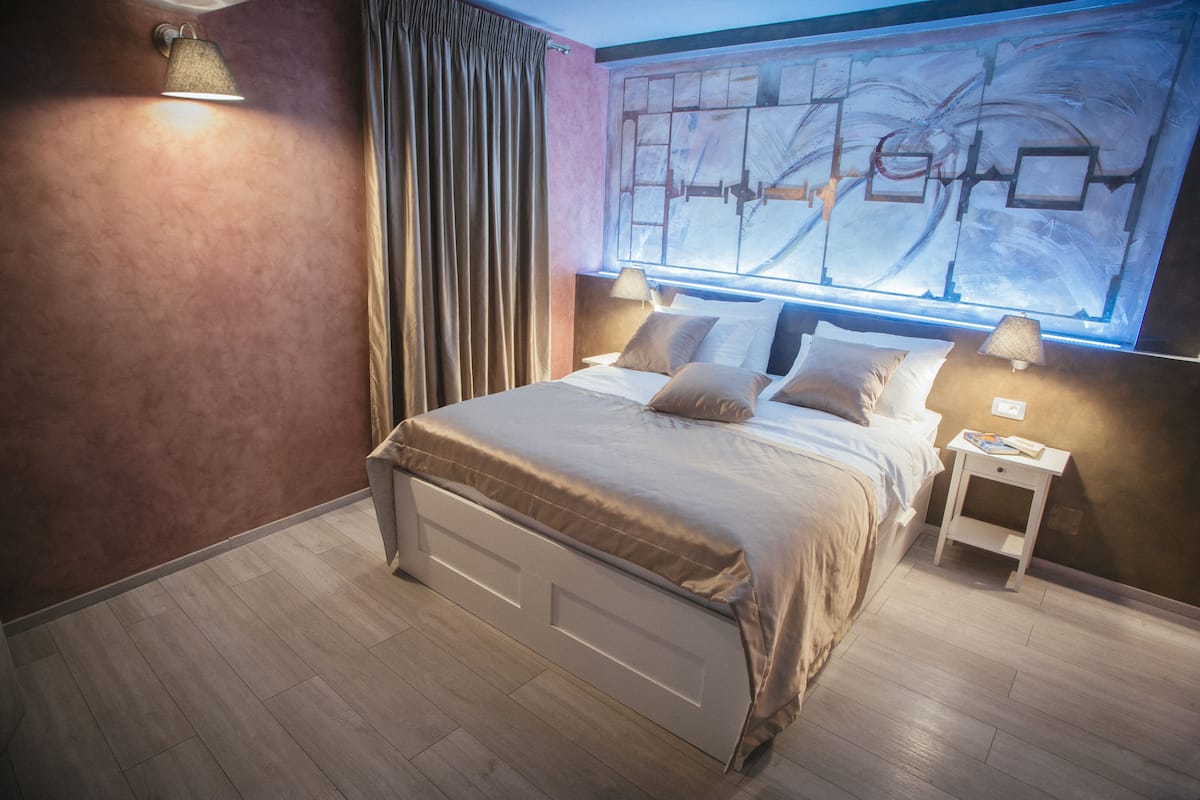 Design Double Room | Premium bedding, desk, soundproofing, free WiFi