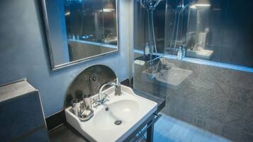 Design Double Room | Bathroom | Shower, free toiletries, hair dryer, towels
