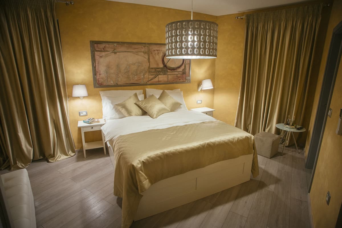 Design Double Room | Premium bedding, desk, soundproofing, free WiFi