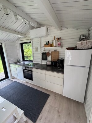 Fridge, oven, stovetop, dishwasher - Cozy cottage 50 m from Beach (Stege)