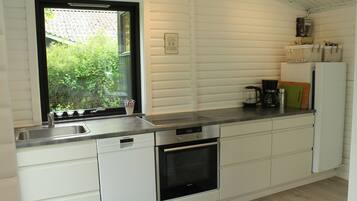 Kylskåp, ugn, spishäll och diskmaskin