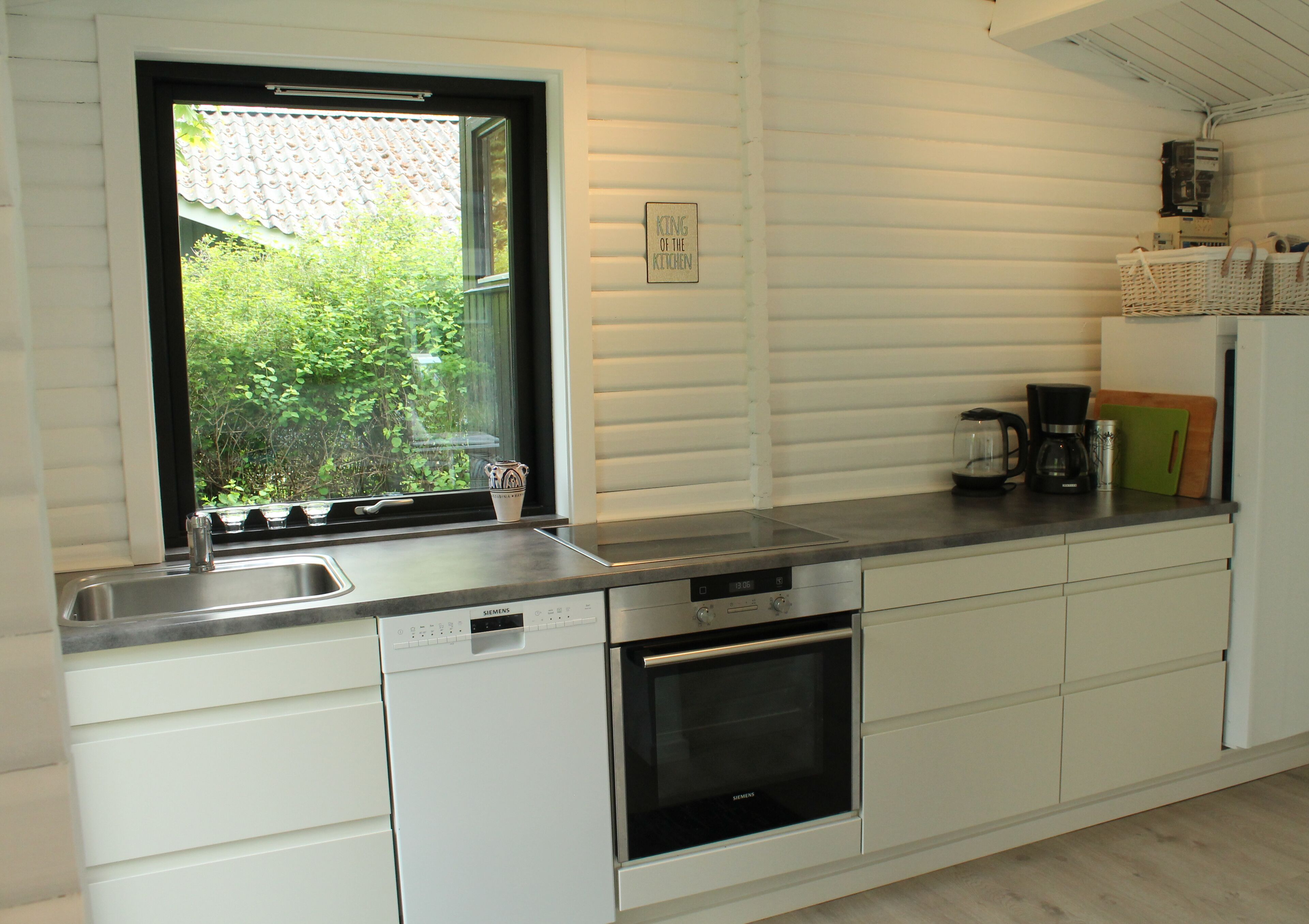 Kjøleskap, ovn, kokeplater og oppvaskmaskin