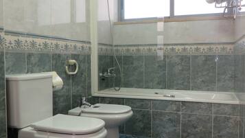 Chuveiro/banheira combinados, secador de cabelo, bidê, toalhas de banho