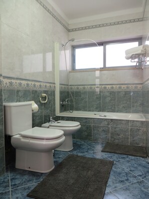 Ensemble douche/baignoire, sèche-cheveux, bidet, serviettes fournies