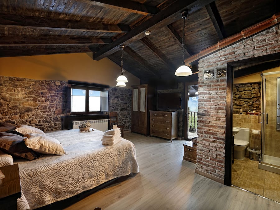 Kahden hengen superior-huone, 1 suuri parisänky, terassi | Ilmainen Wi-Fi, vuodevaatteet, pääsy pyörätuolilla