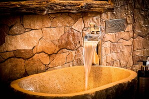 Habitación doble, vistas a la montaña | Baño | Ducha y cabezal de ducha tipo lluvia