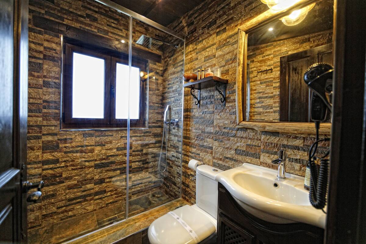 standard double room | bathroom | shower, rainfall showerhead, free toiletries, hair dryer