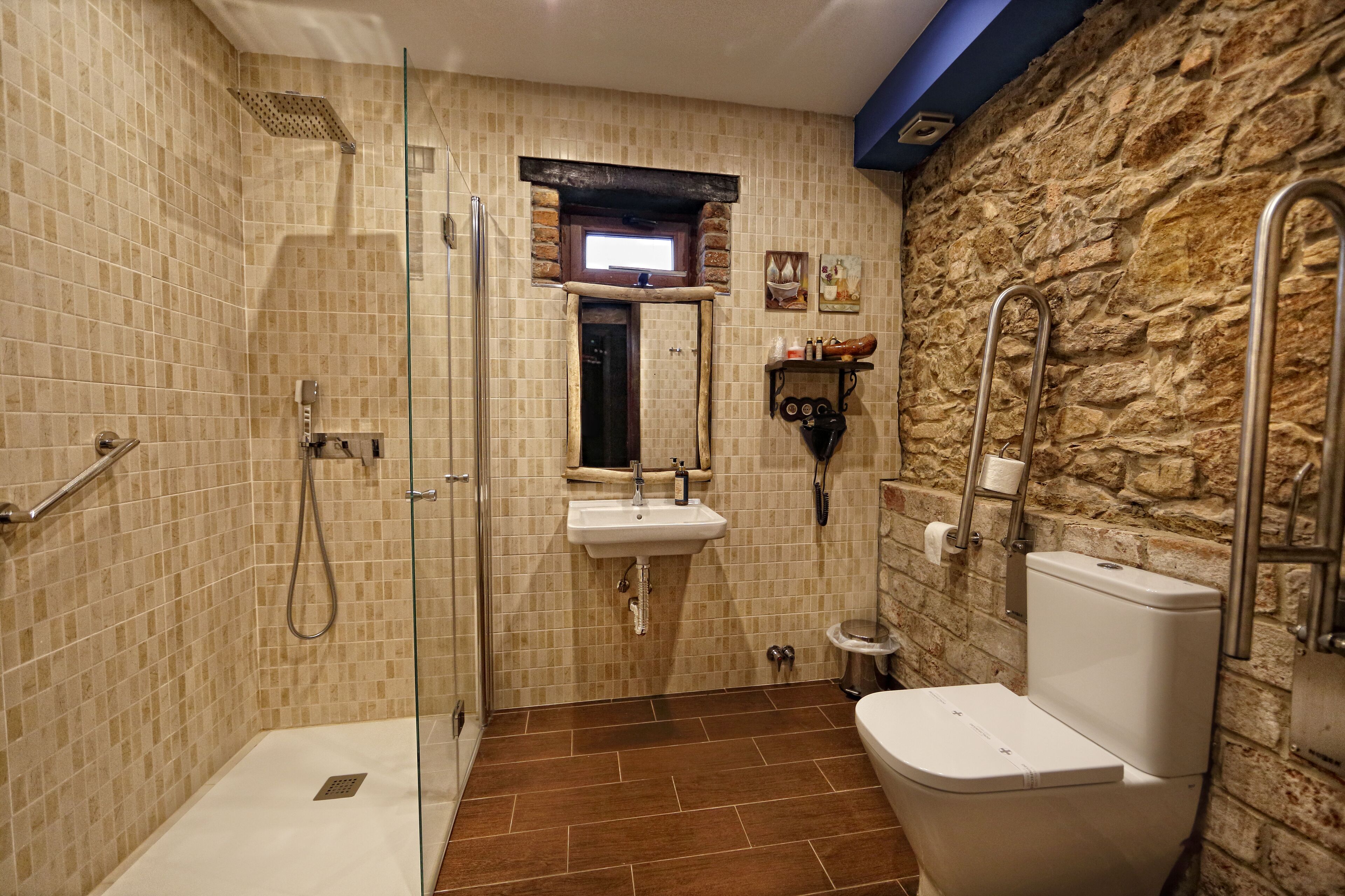 standard double room, 1 king bed | bathroom | shower, rainfall showerhead, free toiletries, hair dryer