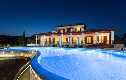 Luxuriöse Villa mit eigenem Pool, Tennisplatz und Weinberg | Villa Anastasia